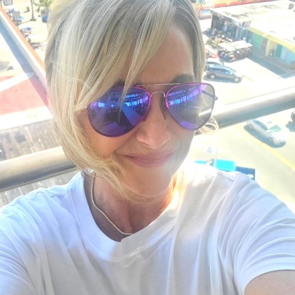 Meet your Posher, Maureen - Picture 1 of 1